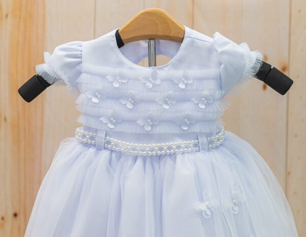 Vestido Branco com Apliques de borboletas e Pérolas. - Image 2