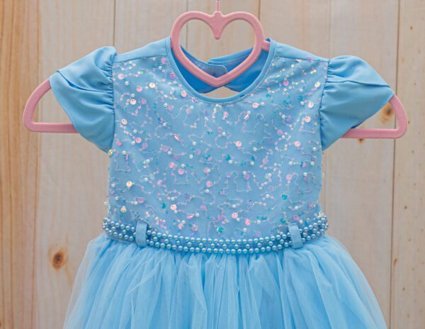 Vestido azul corpete bordado com pedraria